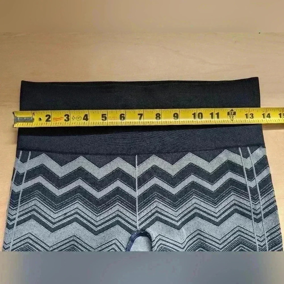 LULULEMON EBB TO STREET (no size tag i guess a 6? ) look  at measures - Picture 8 of 10